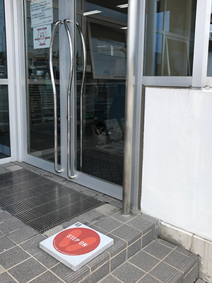 会社の外玄関入り口に