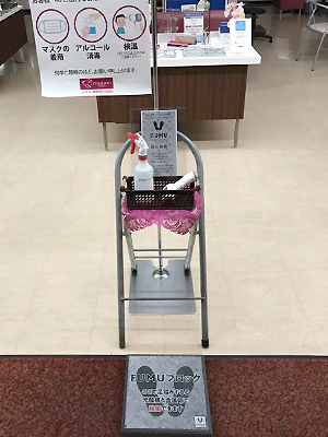 店内への入り口にて靴裏除菌を